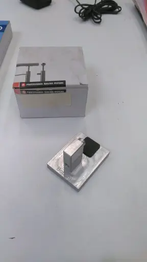 [166832-02-08] Embout, Easy Glass View / Wall, avec verr. de sécurité, bas, - alu - effet argenté mat - anod. 25µm