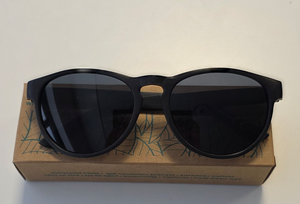 Lunette de soleil Q-railing - Q-sun glasses Eco, UV 400, Black with white logo, Plastic