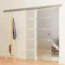 Porte coulissante avec Soft-Close, insert et guidage au sol Mabel